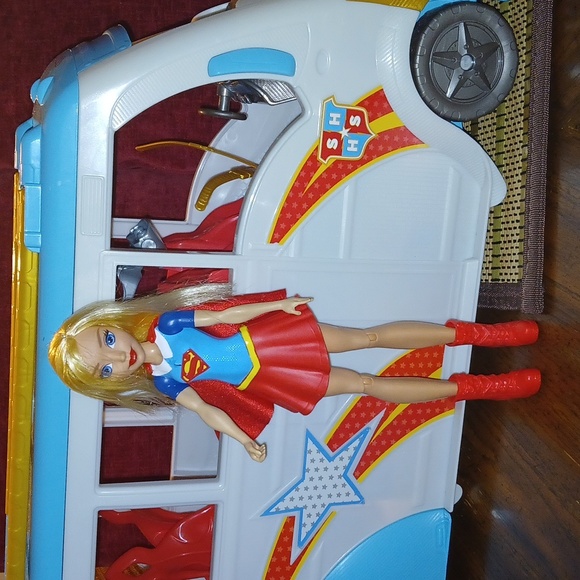 SUPERGIRL AND TRANSFORMING BUS - Picture 2 of 16